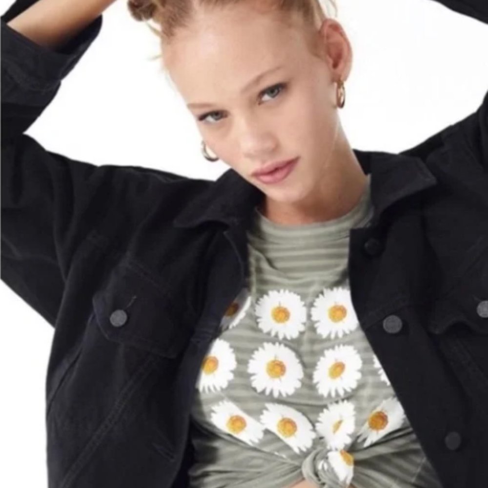Urban Outfitter’s -Truly Madly Deeply Daisy Flower Short Sleeve Top -Size S - Picture 2 of 10